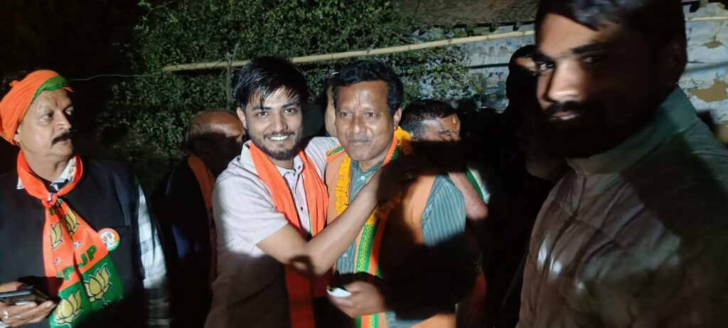 धर्मजयगढ़ नगर पंचायत चुनाव के अंतिम चरण में भाजपा सांसद राधेश्याम राठिया ने किया सघन जनसंपर्क,संभाली कमान।क्या जीत की ओर सधी रणनीति से बढ़ रहे अनिल। 3 1002088211