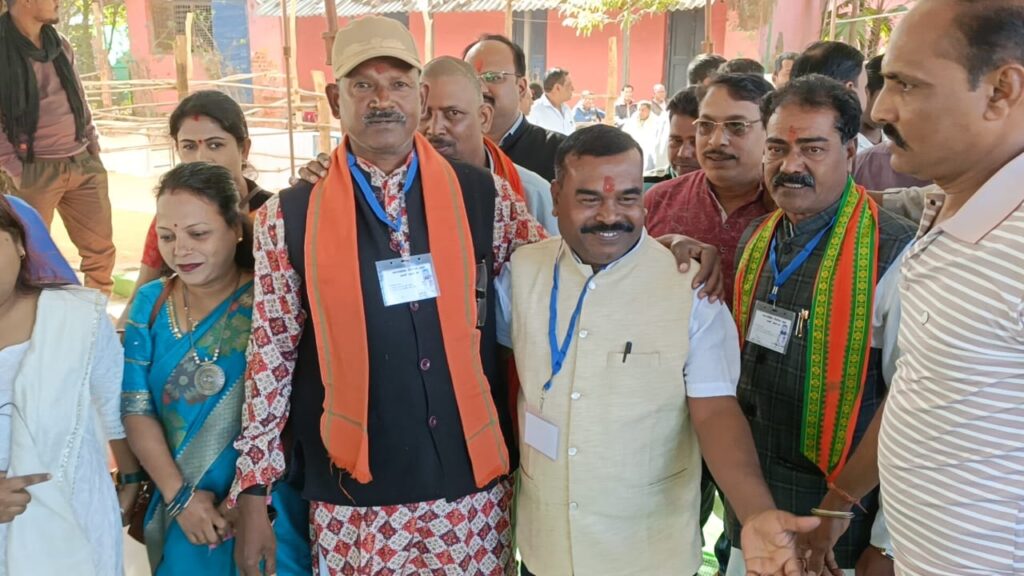 नगर पंचायत धरमजयगढ़ में खिला कमल, अनिल सरकार लगभग 2500 वोट से जीता, वार्ड नंबर 08 से भाजपा के पार्षद जानू सीदार ने कांग्रेस के किले को किया ध्वस्त।बनाया रिकार्ड। 1 1002116514