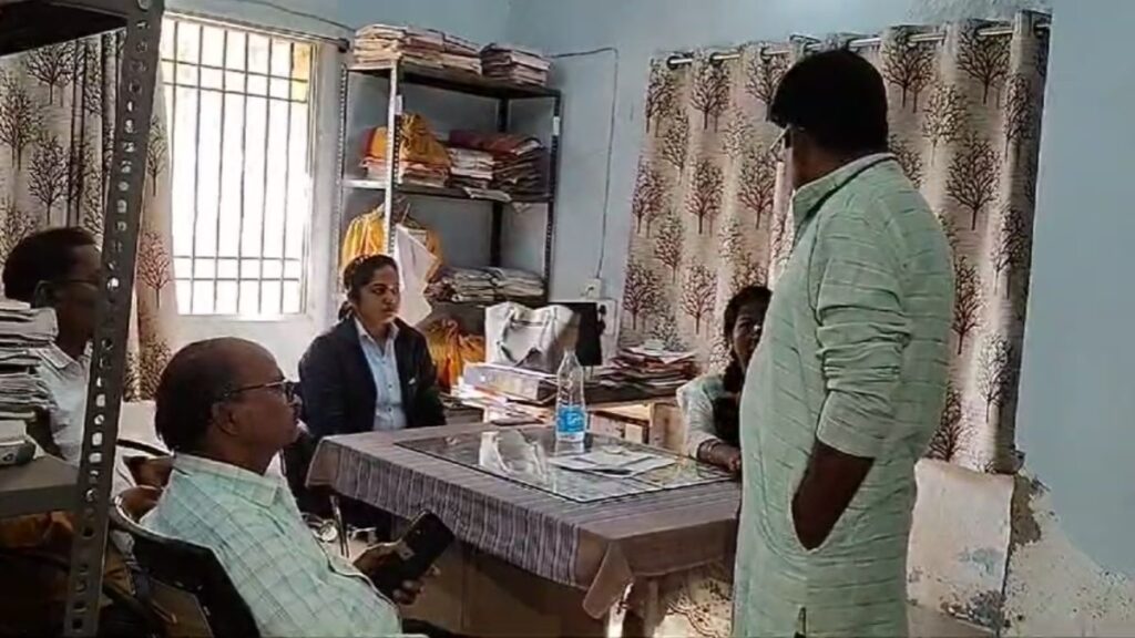 ACB की बड़ी कार्रवाई, पेट्रोल पंप संचालक से रिश्वत लेते नापतौल विभाग की अधिकारी रंगे हाथों गिरफ्तार 1 1002161561