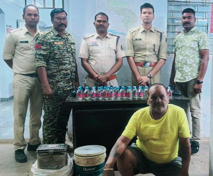 प्रशिक्षु आईपीएस हर्षित मेहर के नेतृत्व में गंज पीछे खरसिया में शराब रेड, अवैध शराब के साथ आरोपी गिरफ्तार 1 1002198284