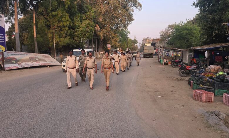 थाना प्रभारी कमला पुसाम ठाकुर ने होली को लेकर नगर में निकला फ्लेग मार्च 1 1002232974