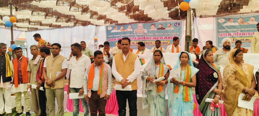 विधायक लालजीत से सांसद राधेश्याम ने पूछा सवाल 2 1002253163