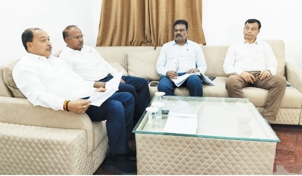 PWD के CE भतपहरी पहुंचे रायगढ़, विभाग में कसावट लाने के निर्देश 1 1002366598