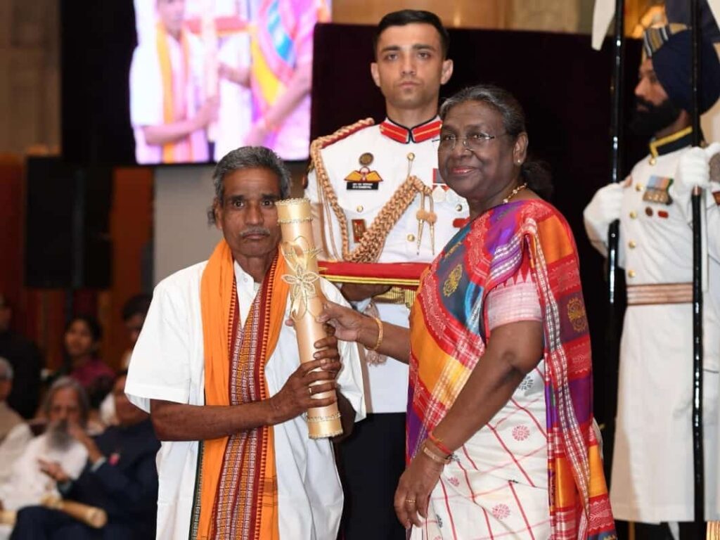 पद्म श्री जागेश्वर यादव से मिले महाकुल यादव युवा मंच छत्तीसगढ़ के सदस्य… 2 1002394732