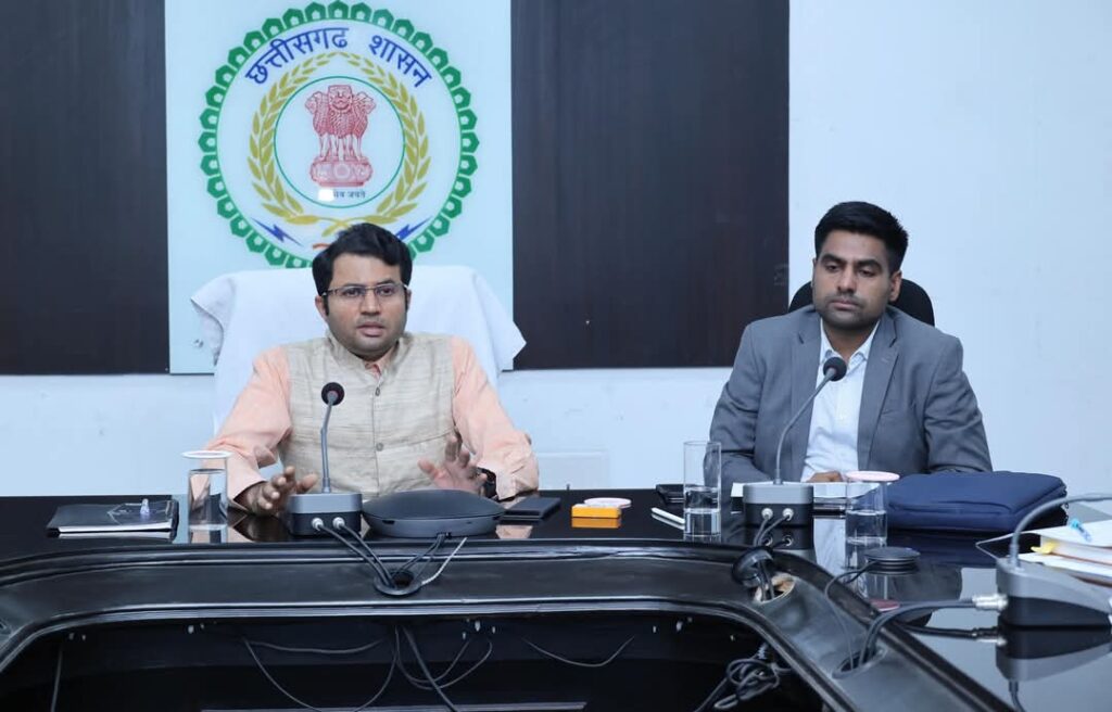 सुशासन तिहार: कलेक्टर श्री गोयल ने आवेदनों के निराकरण की समीक्षा की 1 1002408901