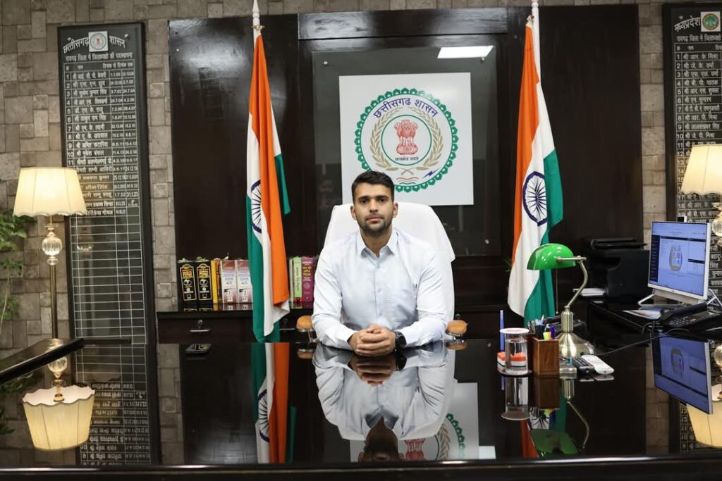 रायगढ़ जिले के नवपदस्थ कलेक्टर श्री मयंक चतुर्वेदी ने किया पदभार ग्रहण 1 1002464045