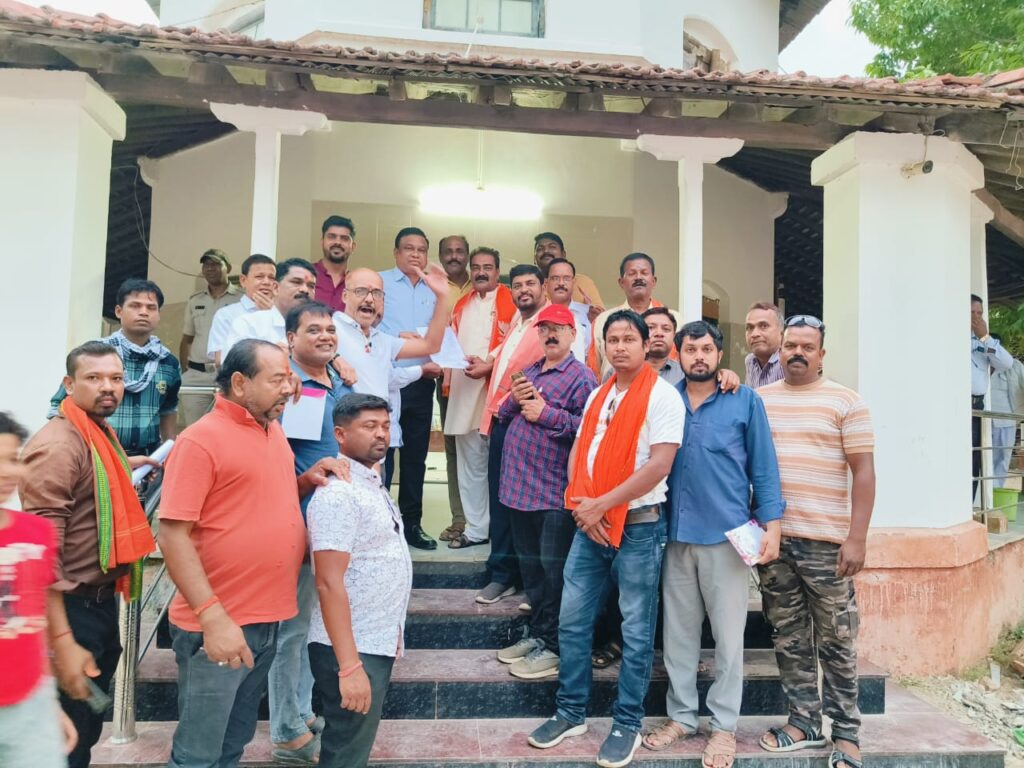 देशविरोधी बयान देने वाले तथाकथित किसान नेता नरेश टिकैत पर देशद्रोह का मुकदमा दायर करने एसडीएम को सौंपा ज्ञापन,फूंका पुतला 1 1002470131