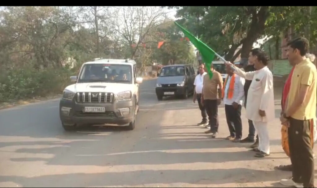 मुख्यमंत्री तीर्थ दर्शन योजना के तहत यात्रियों को हरी झंडी दिखाकर किया रवाना 1 1002472566