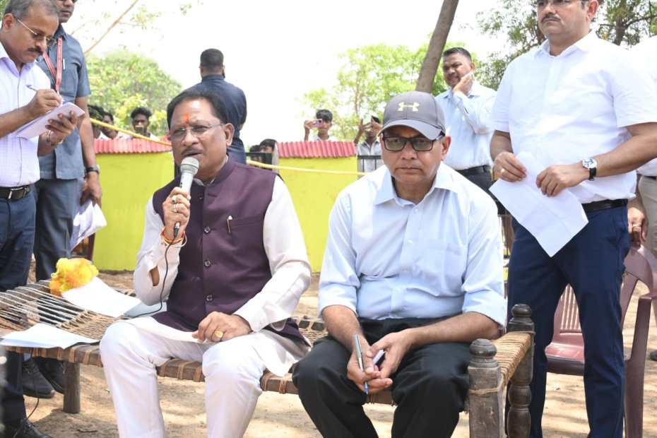 सुशासन तिहर 2025: सक्ति के बंदोरा में उतरा मुख्यमंत्री का हेलीकॉप्टर, पीपल की छांव में लगी चौपाल 1 1002501413