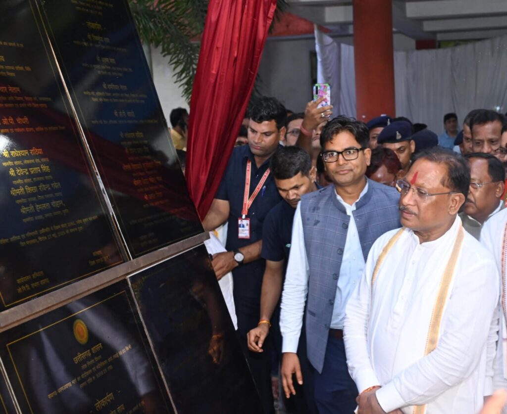 मुख्यमंत्री विष्णुदेव साय ने रायगढ़ जिले को दी 330 करोड़ 29 लाख रुपए के विकास कार्यों की सौगात 93.59 करोड़ रुपए की लागत से निर्मित रायगढ़-धरमजयगढ़ मार्ग के चौड़ीकरण एवं नवीनीकरण कार्य का लोकार्पण। 1 1002640079