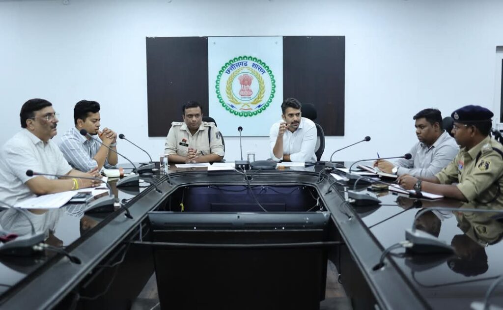 विस्फोटकों के भंडारण और परिवहन में सुरक्षा मानकों का सख्ती से हो पालन: कलेक्टर श्री मयंक चतुर्वेदी 1 1002651163