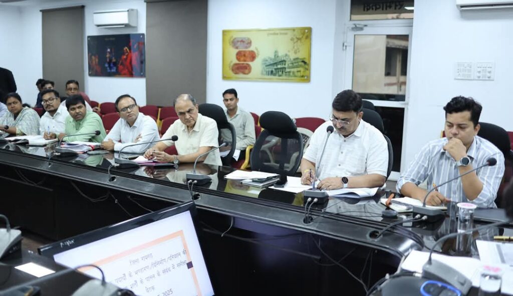 विस्फोटकों के भंडारण और परिवहन में सुरक्षा मानकों का सख्ती से हो पालन: कलेक्टर श्री मयंक चतुर्वेदी 2 1002651164