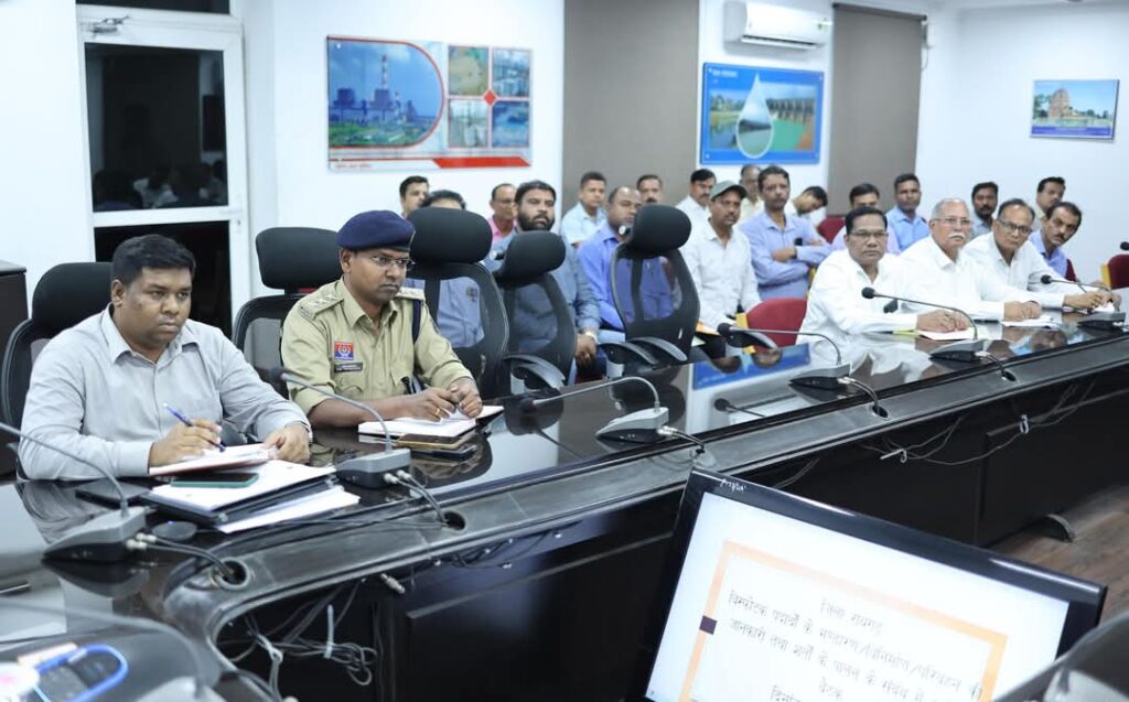 विस्फोटकों के भंडारण और परिवहन में सुरक्षा मानकों का सख्ती से हो पालन: कलेक्टर श्री मयंक चतुर्वेदी 3 1002651165