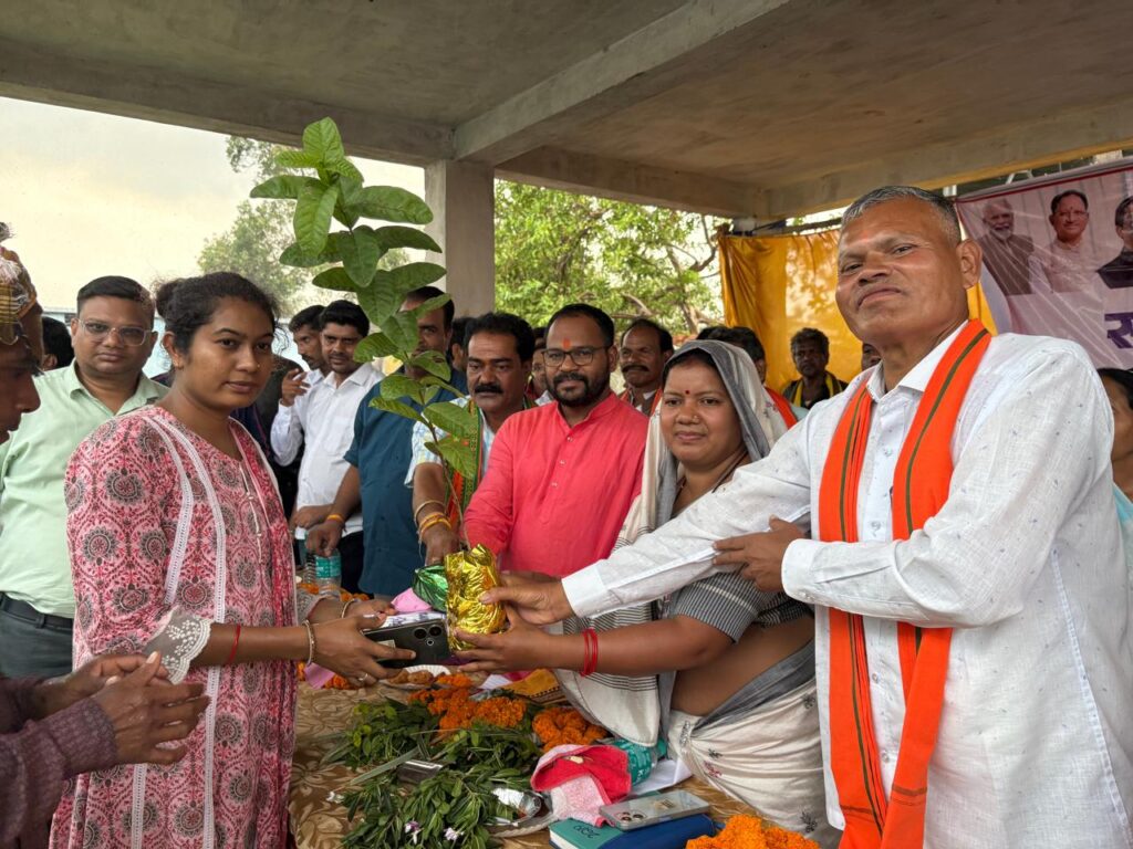 ग्रामीणों के साथ किसी प्रकार का भ्रष्ट्राचार बर्दाश्त नहीं किया जाएगा_ दीपक सिदार 6 1002655079
