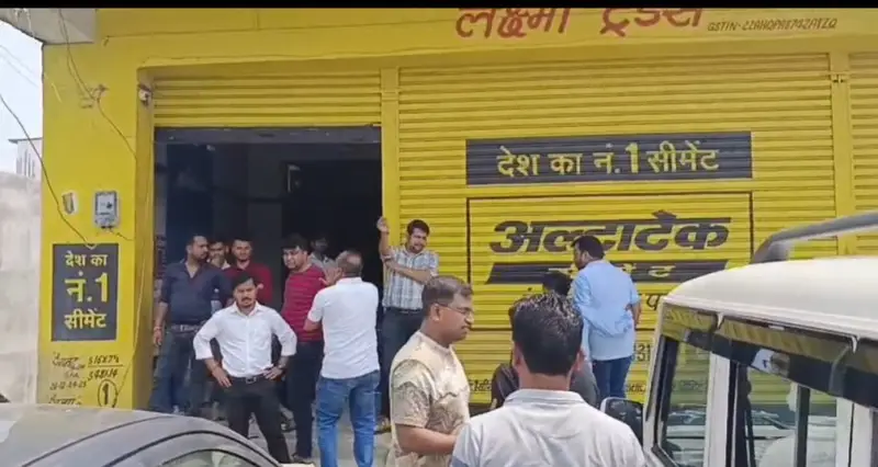 लक्ष्मी ट्रेडर्स पर जीएसटी का छापा, टैक्स चोरी के आरोप में दस्तावेजों की जांच, व्यापारी संघ का विरोध प्रदर्शन 1 1002660225