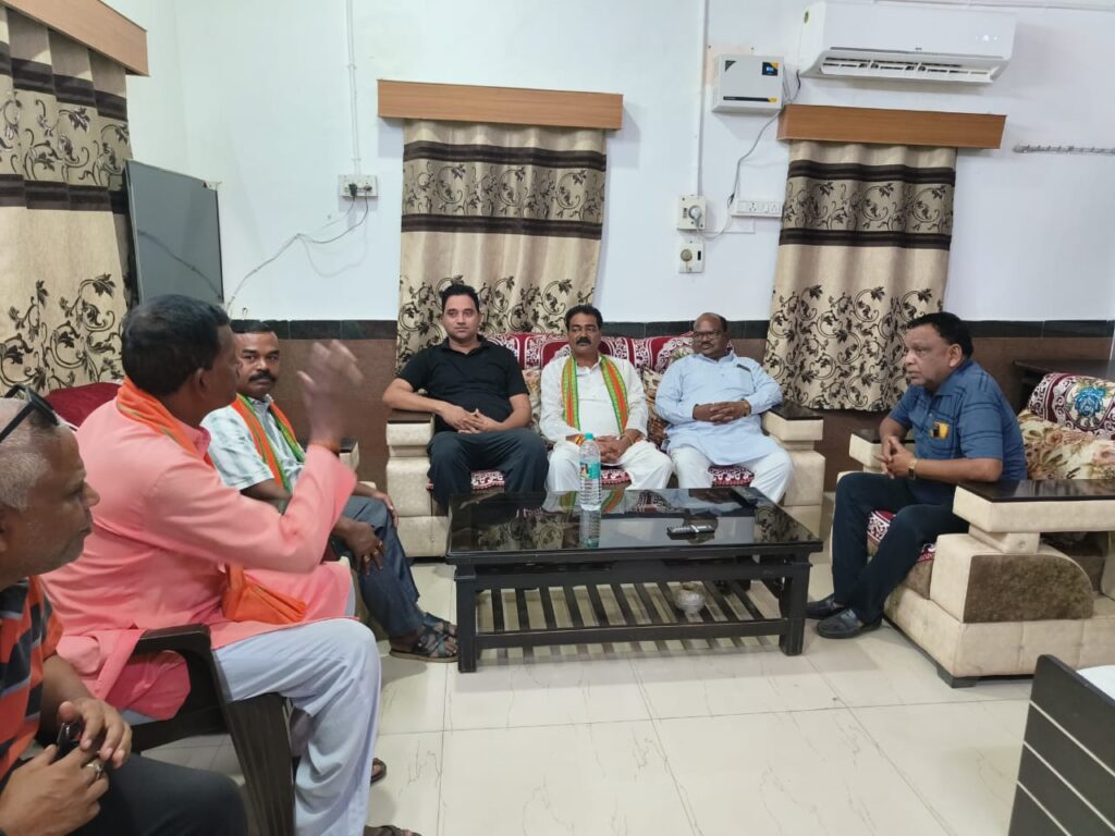 धर्मजयगढ़ के नीचे पारा मै बने वर्षों पुराने अंत्यव्यवसायी निगम के दुकानों का जल्द होगा आबंटन अध्यक्ष सुरेंद्र बेसरा ने अपने धर्मजयगढ़ दौरे मैं कार्यकर्ताओं से कही बाते। 2 1002686697