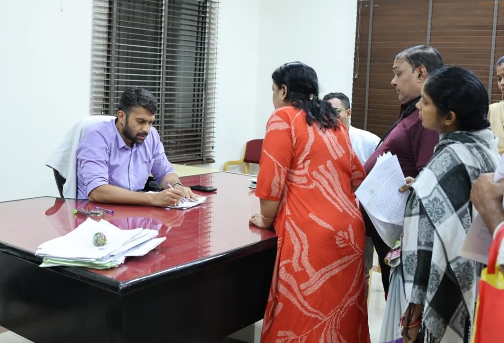 जनदर्शन में कलेक्टर श्री मयंक चतुर्वेदी ने सुनी लोगों की समस्याएं 1 1002767676