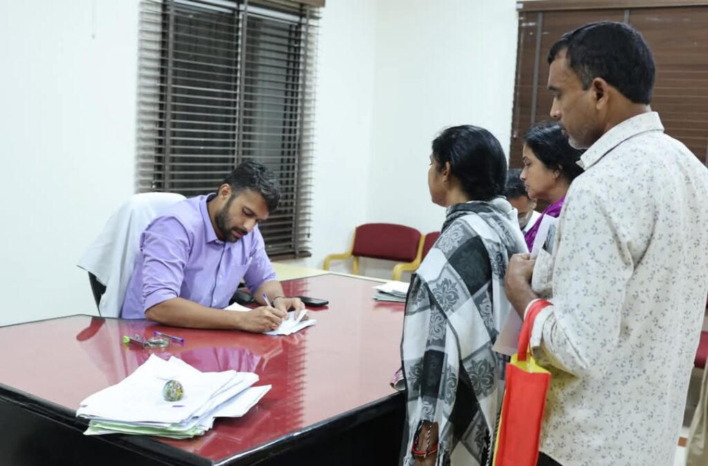 जनदर्शन में कलेक्टर श्री मयंक चतुर्वेदी ने सुनी लोगों की समस्याएं 2 1002767677