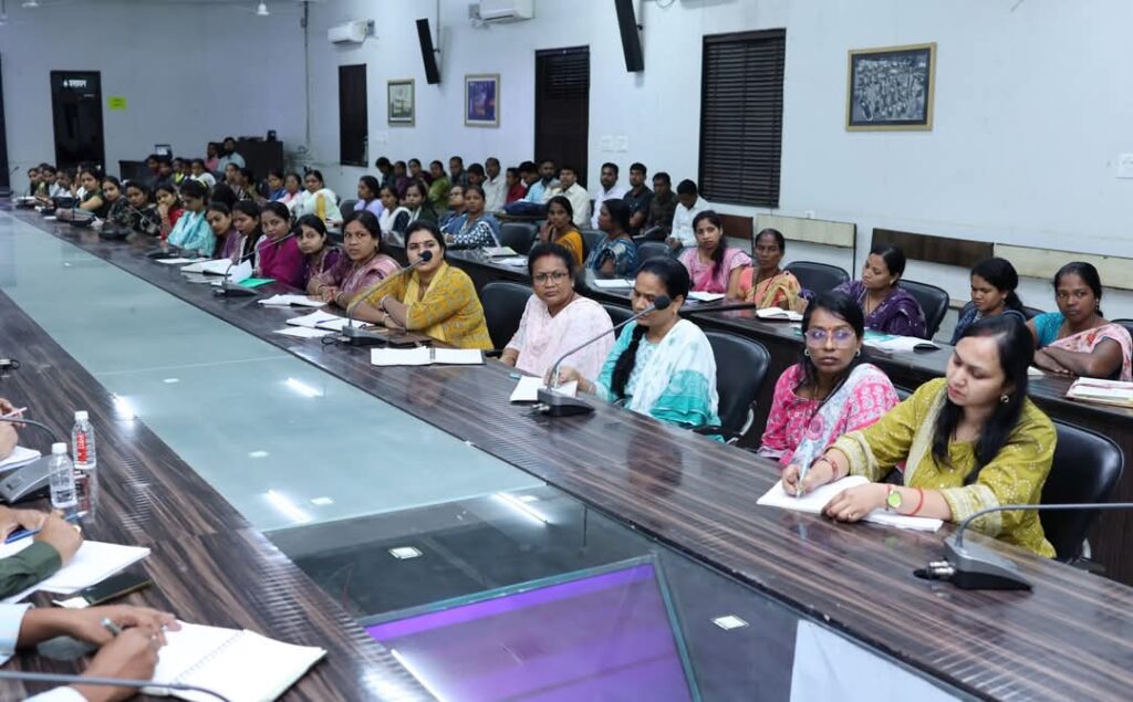 बच्चों के सर्वांगीण विकास सुनिश्चित करने रचनात्मक गतिविधियों का करें संचालन-कलेक्टर मयंक चतुर्वेदी 2 1002775408