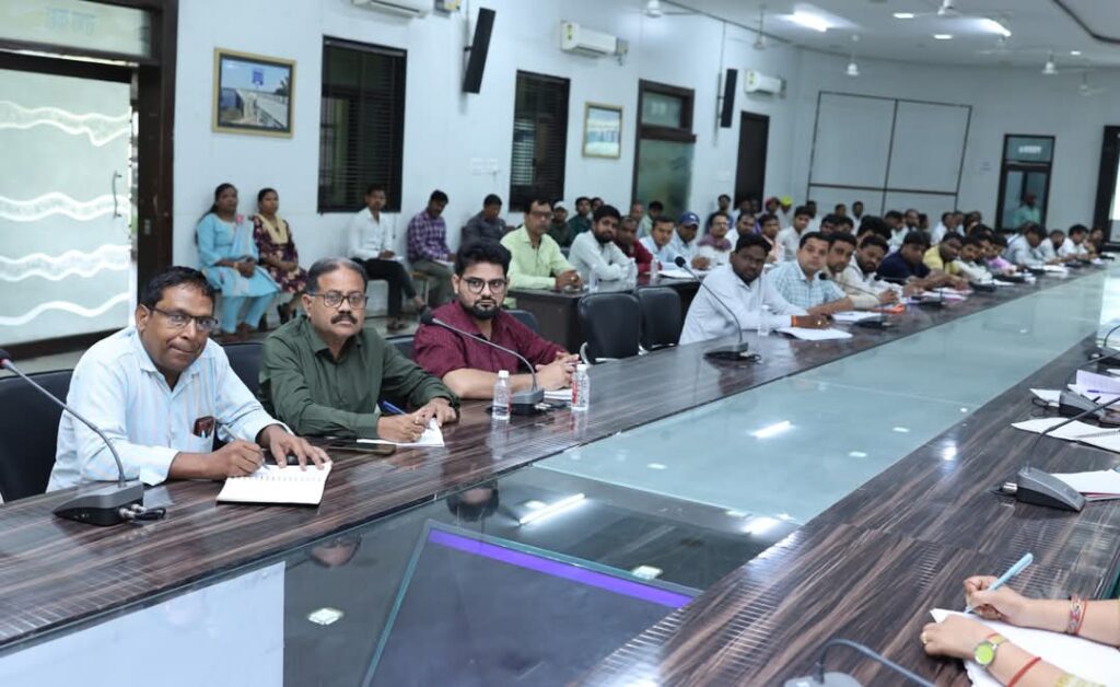 बच्चों के सर्वांगीण विकास सुनिश्चित करने रचनात्मक गतिविधियों का करें संचालन-कलेक्टर मयंक चतुर्वेदी 3 1002775409