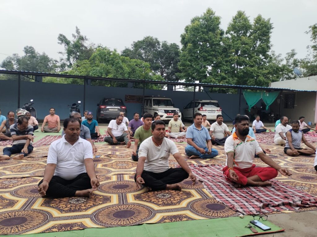 धर्मजयगढ़ में 11वें अंतरराष्ट्रीय योग दिवस पर किया गया आयोजन।शहर के जेल पारा स्थित राठिया समाज के भवन में शामिल हुए लोग। 1 1002789972