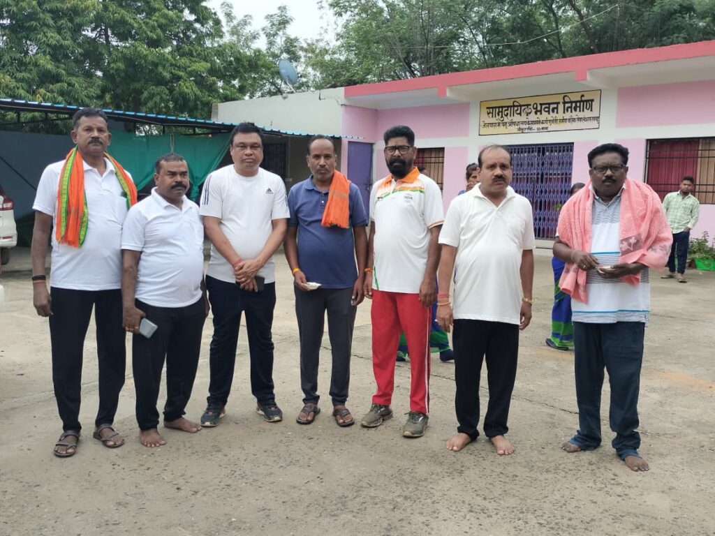 धर्मजयगढ़ में 11वें अंतरराष्ट्रीय योग दिवस पर किया गया आयोजन।शहर के जेल पारा स्थित राठिया समाज के भवन में शामिल हुए लोग। 3 1002789975