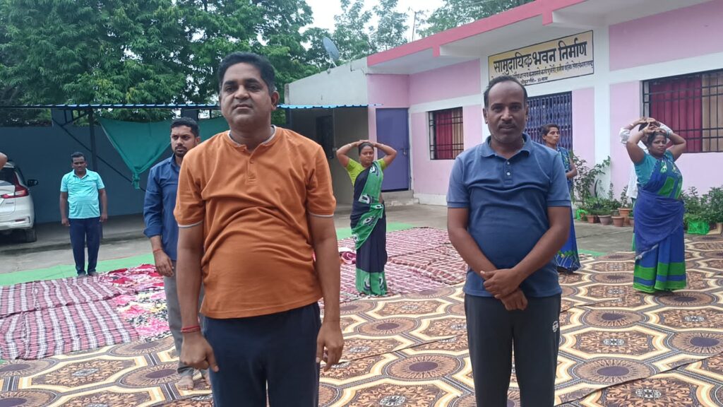 धर्मजयगढ़ में 11वें अंतरराष्ट्रीय योग दिवस पर किया गया आयोजन।शहर के जेल पारा स्थित राठिया समाज के भवन में शामिल हुए लोग। 2 1002790996