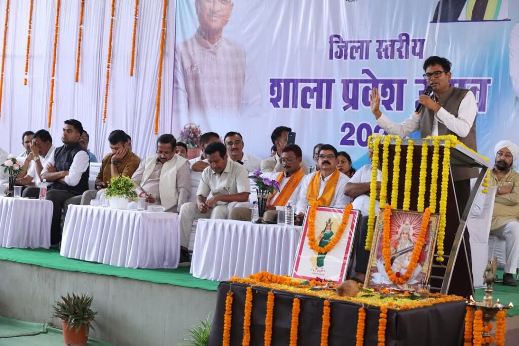 जिला स्तरीय शाला प्रवेशोत्सव में पहुंचे वित्त मंत्री श्री ओ.पी.चौधरी ने छात्रों से कहा- जीवन में हमेशा बनाए रखें सीखने की ललक 2 1002818849