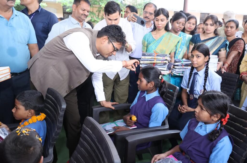 जिला स्तरीय शाला प्रवेशोत्सव में पहुंचे वित्त मंत्री श्री ओ.पी.चौधरी ने छात्रों से कहा- जीवन में हमेशा बनाए रखें सीखने की ललक 4 1002818850