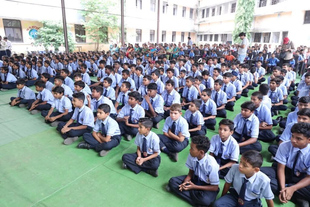 जिला स्तरीय शाला प्रवेशोत्सव में पहुंचे वित्त मंत्री श्री ओ.पी.चौधरी ने छात्रों से कहा- जीवन में हमेशा बनाए रखें सीखने की ललक 3 1002818851