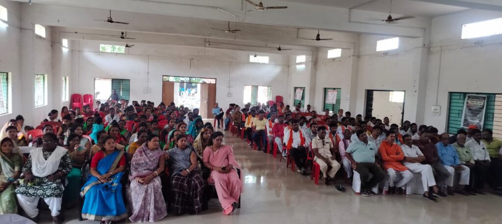 धरमजयगढ़ में आपातकाल पर संगोष्ठी का आयोजनआपातकाल लोकतंत्र के लिए काला अध्याय - राधेश्याम राठियासंविधान की हत्या करने वाली पार्टी संविधान बचाने की बात न करे - अरुणधर दीवान 2 1002848976