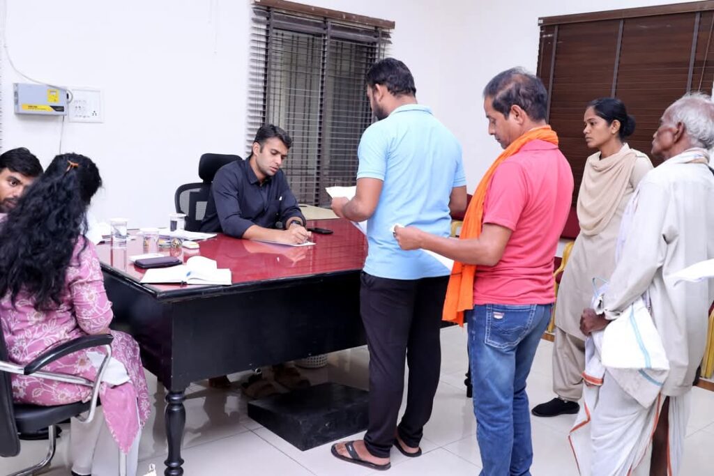 कलेक्टर श्री मयंक चतुर्वेदी ने जनदर्शन में सुनी लोगों की समस्याएं 3 1002850818