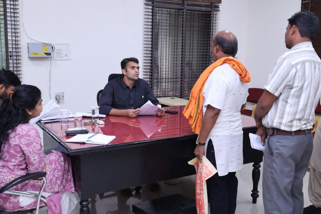 कलेक्टर श्री मयंक चतुर्वेदी ने जनदर्शन में सुनी लोगों की समस्याएं 4 1002850819