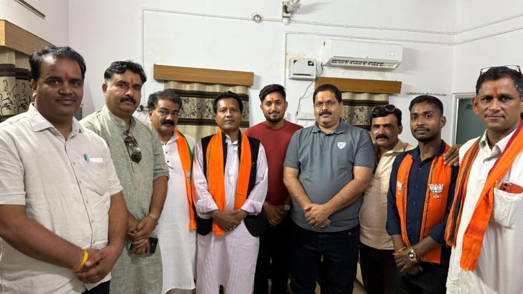 धरमजयगढ़ में आपातकाल पर संगोष्ठी का आयोजनआपातकाल लोकतंत्र के लिए काला अध्याय - राधेश्याम राठियासंविधान की हत्या करने वाली पार्टी संविधान बचाने की बात न करे - अरुणधर दीवान 3 1002851299