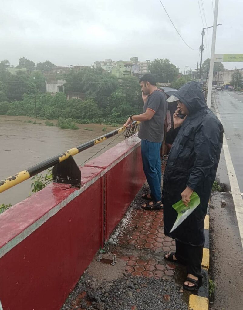 कलेक्टर श्री मयंक चतुर्वेदी जल भराव क्षेत्रों का सुबह से निरीक्षण कर राहत कार्यों का लेते रहे जायजा 1 1002873832