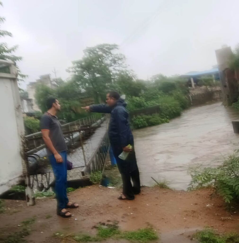 कलेक्टर श्री मयंक चतुर्वेदी जल भराव क्षेत्रों का सुबह से निरीक्षण कर राहत कार्यों का लेते रहे जायजा 2 1002873833