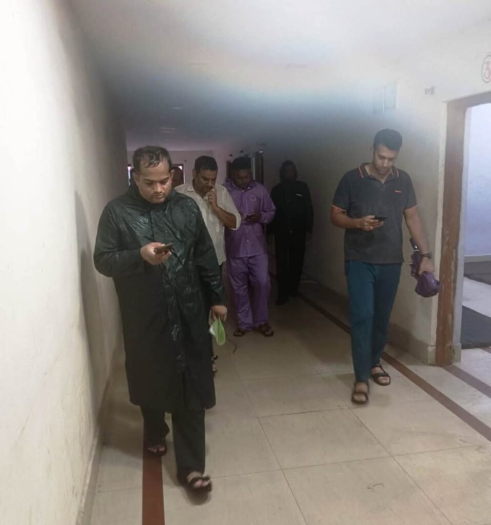 कलेक्टर श्री मयंक चतुर्वेदी जल भराव क्षेत्रों का सुबह से निरीक्षण कर राहत कार्यों का लेते रहे जायजा 3 1002873834