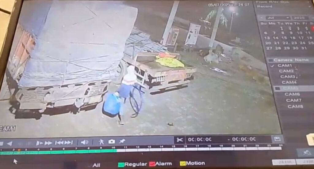 डीजल चोरी की घटना को अंकुश लगाने मै नाकामयाब ,नए थाना प्रभारी से है लोगो को उम्मीदें।हो सकता है भय का माहौल समाप्त।घटना कैमरे मै हुई कैद। 1 1002885155