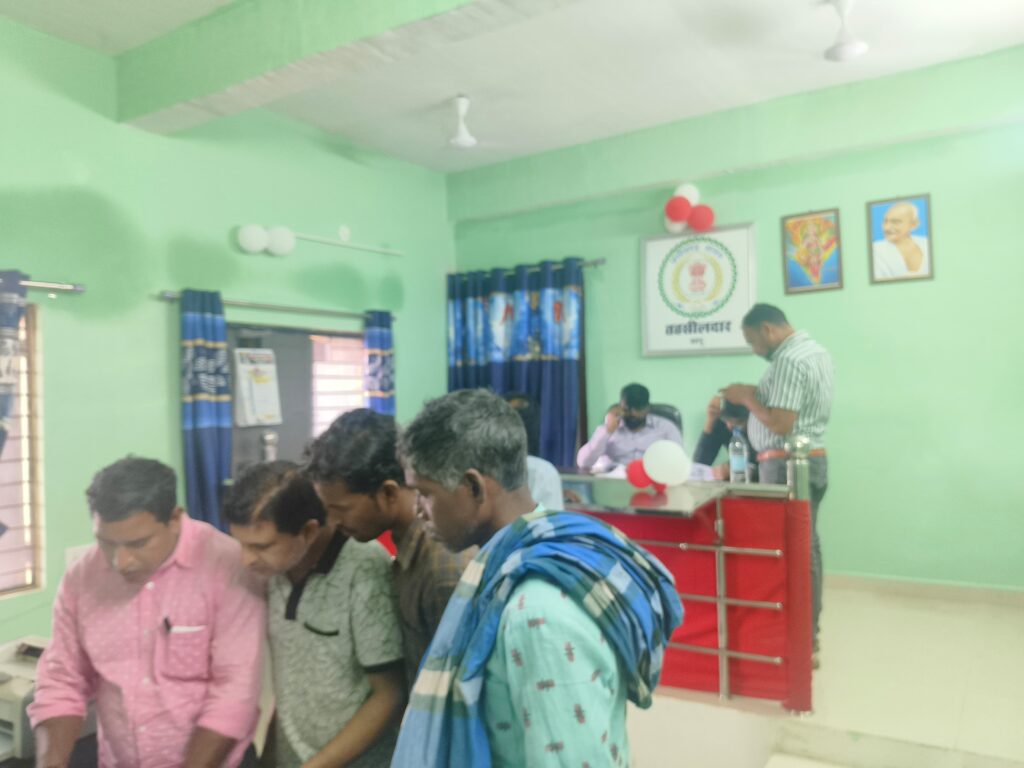 कापू में नवनिर्मित तहसील भवन उद्घाटन के बाद आम जनों को हो रही सुविधा। 2 1002916680