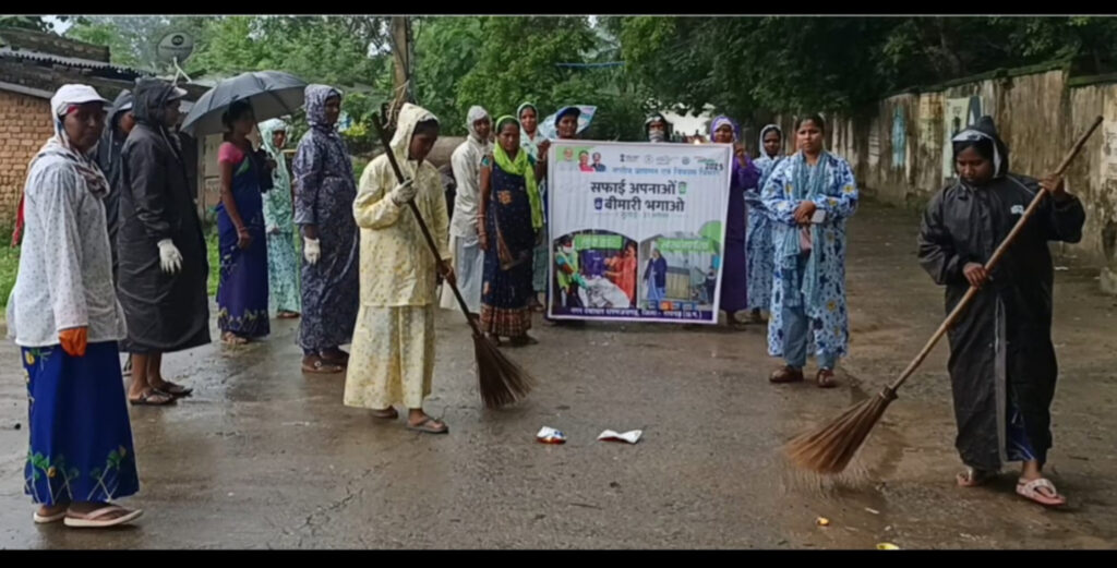 मुख्य नगरपंचायत अधिकारी भरत लाल साहू स्वयं उतरे मैदान में। नगर पंचायत के अध्यक्ष अनिल सरकार उपाध्यक्ष जगन्नाथ यादव सहित नगर पंचायत का अमला रहा मौजूद 1 1002918480
