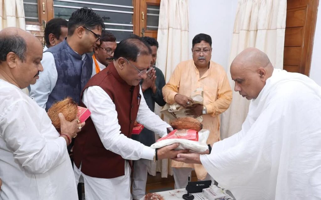 मुख्यमंत्री श्री विष्णु देव साय गुरु पूर्णिमा के अवसर पर रायगढ़ जिले के ग्राम बनोरा स्थित अघोर गुरुपीठ में गुरु दर्शन के लिए पहुंचे 1 1002918700