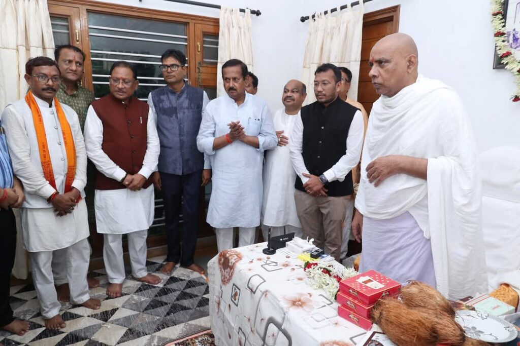 मुख्यमंत्री श्री विष्णु देव साय गुरु पूर्णिमा के अवसर पर रायगढ़ जिले के ग्राम बनोरा स्थित अघोर गुरुपीठ में गुरु दर्शन के लिए पहुंचे 2 1002918701