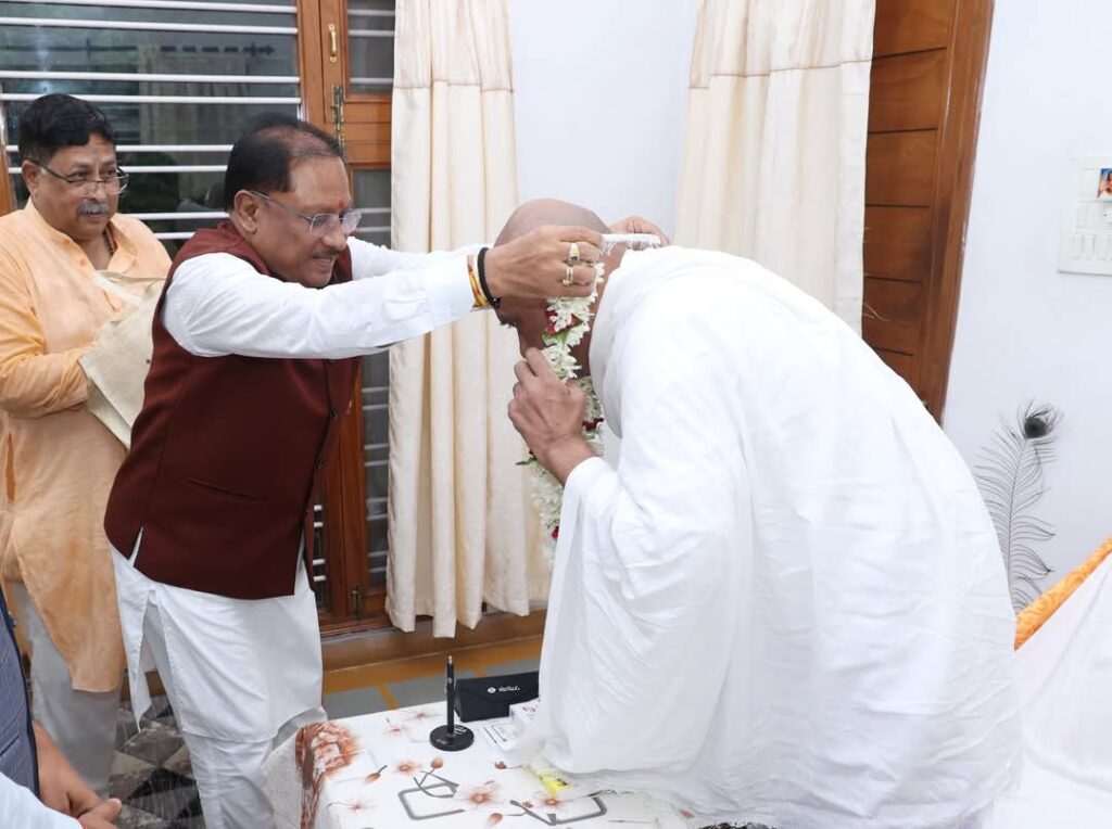 मुख्यमंत्री श्री विष्णु देव साय गुरु पूर्णिमा के अवसर पर रायगढ़ जिले के ग्राम बनोरा स्थित अघोर गुरुपीठ में गुरु दर्शन के लिए पहुंचे 3 1002918704