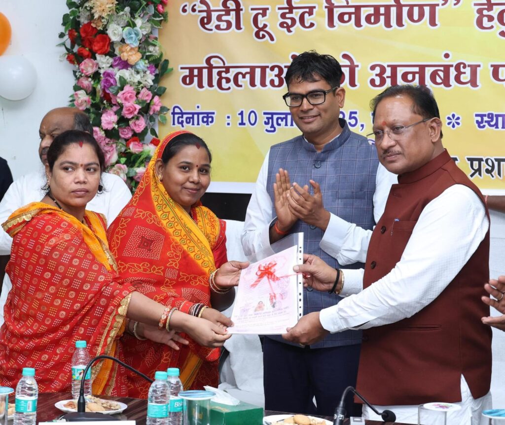 फिर से महिला स्व-सहायता समूहों को मिला रेडी टू ईट निर्माण का कार्य: प्रधानमंत्री श्री नरेंद्र मोदी की एक और गारंटी हुई पूरी 2 1002919501