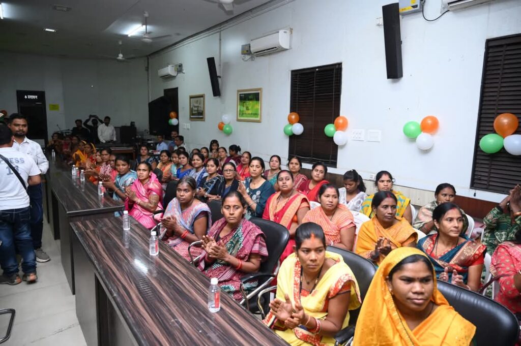 फिर से महिला स्व-सहायता समूहों को मिला रेडी टू ईट निर्माण का कार्य: प्रधानमंत्री श्री नरेंद्र मोदी की एक और गारंटी हुई पूरी 5 1002919521