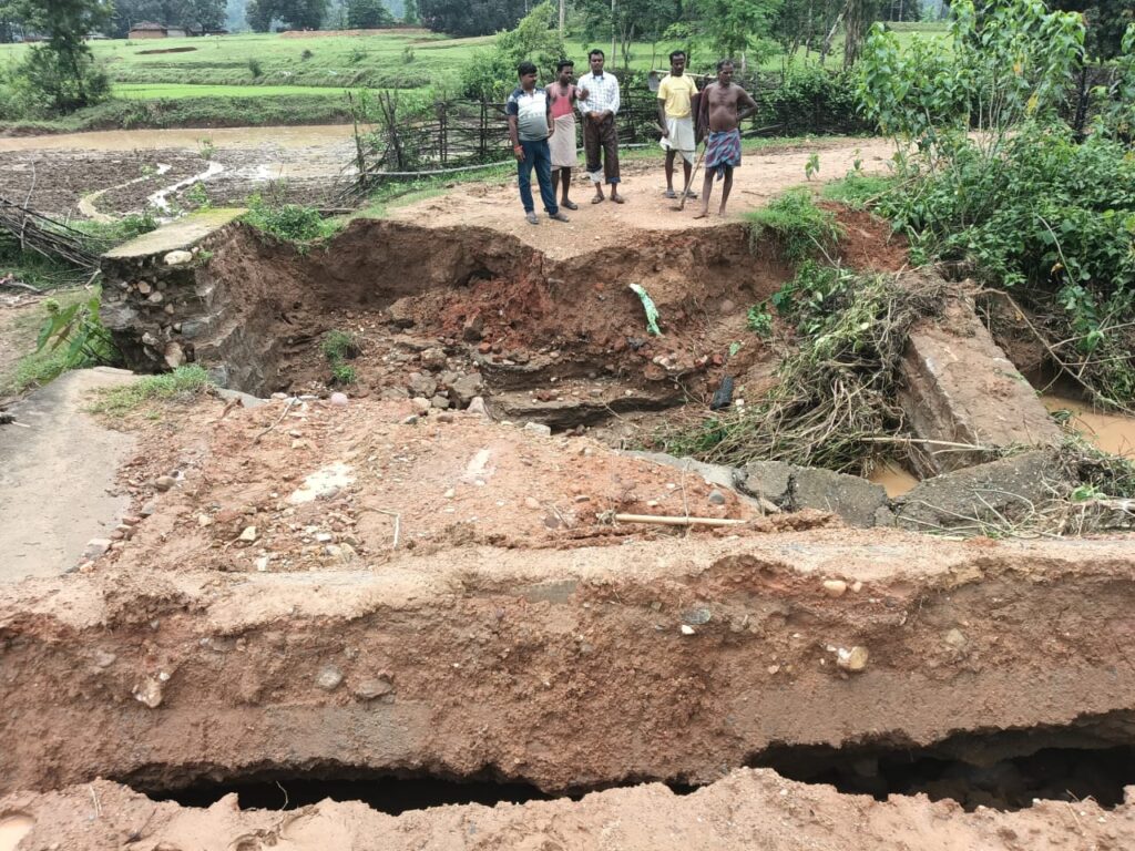 पुटूकछार गांव का हर साल बहती है पुलिया, जवाबदेही फिर भी सूखी,सड़क नहीं, संकट की राह, आवागमन बाधित गांववासी बेहाल! 3 1002927504