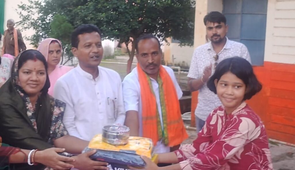 सांसद राधेश्याम राठिया का धर्मजयगढ़ के कन्या क्रीड़ा परिसर में हुआ आगमन, अपने बीच क्षेत्रीय सांसद को पाकर खुश हो उठे बच्चे। 1 1002932131