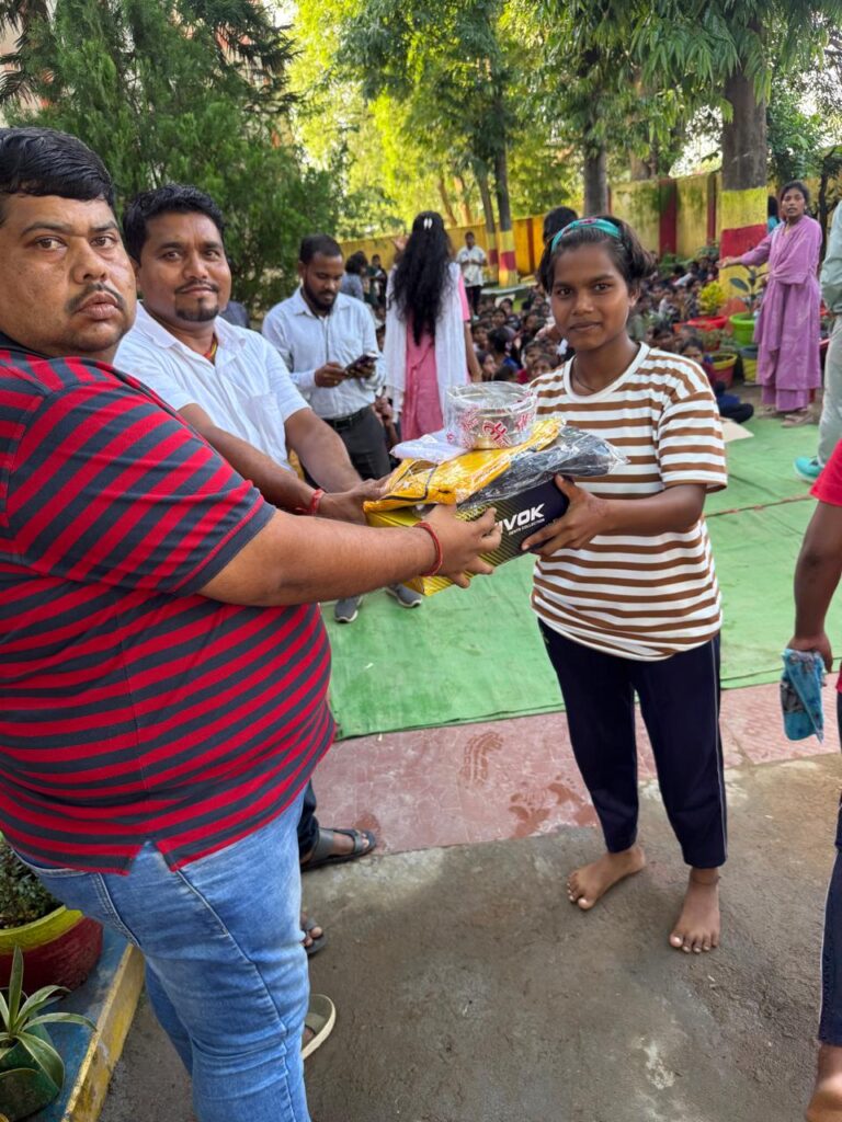 सांसद राधेश्याम राठिया का धर्मजयगढ़ के कन्या क्रीड़ा परिसर में हुआ आगमन, अपने बीच क्षेत्रीय सांसद को पाकर खुश हो उठे बच्चे। 6 1002932472