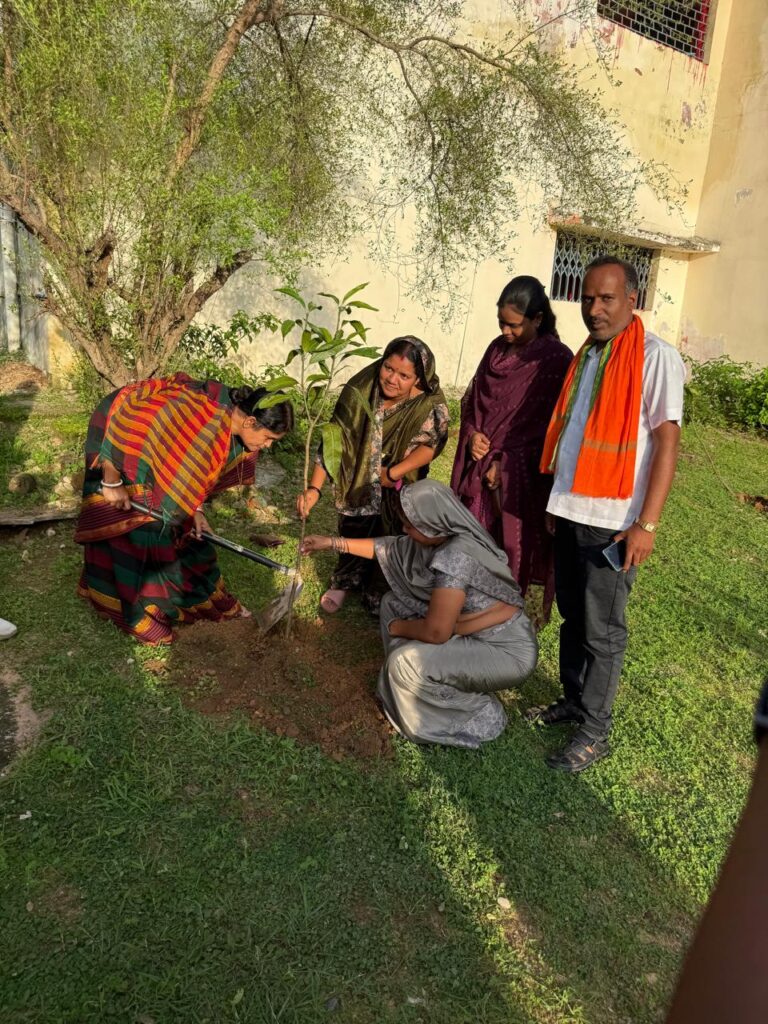 सांसद राधेश्याम राठिया का धर्मजयगढ़ के कन्या क्रीड़ा परिसर में हुआ आगमन, अपने बीच क्षेत्रीय सांसद को पाकर खुश हो उठे बच्चे। 8 1002932493