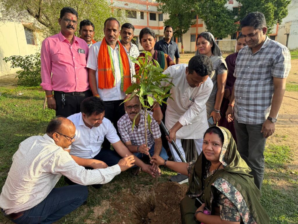 सांसद राधेश्याम राठिया का धर्मजयगढ़ के कन्या क्रीड़ा परिसर में हुआ आगमन, अपने बीच क्षेत्रीय सांसद को पाकर खुश हो उठे बच्चे। 3 1002932501